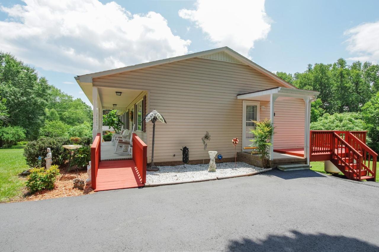 Chatham Getaway With Fireplace, Deck And Gas Grill! Eksteriør billede