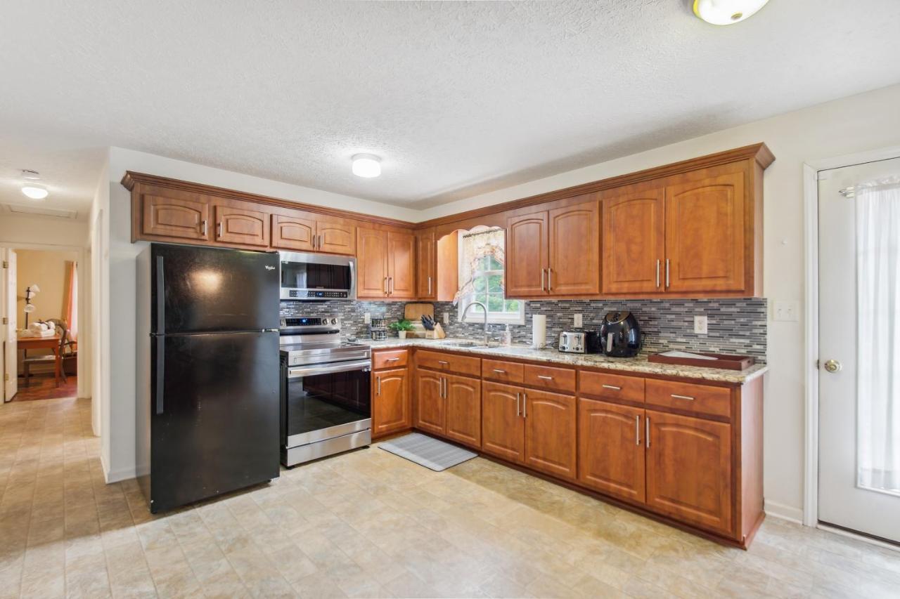 Chatham Getaway With Fireplace, Deck And Gas Grill! Eksteriør billede
