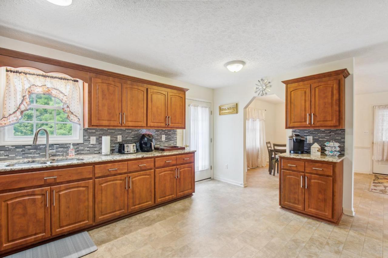 Chatham Getaway With Fireplace, Deck And Gas Grill! Eksteriør billede