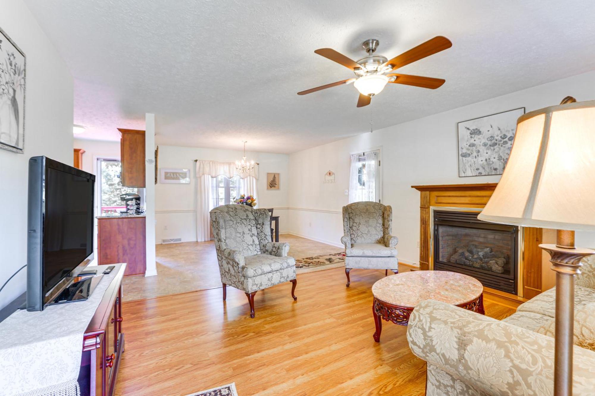 Chatham Getaway With Fireplace, Deck And Gas Grill! Eksteriør billede