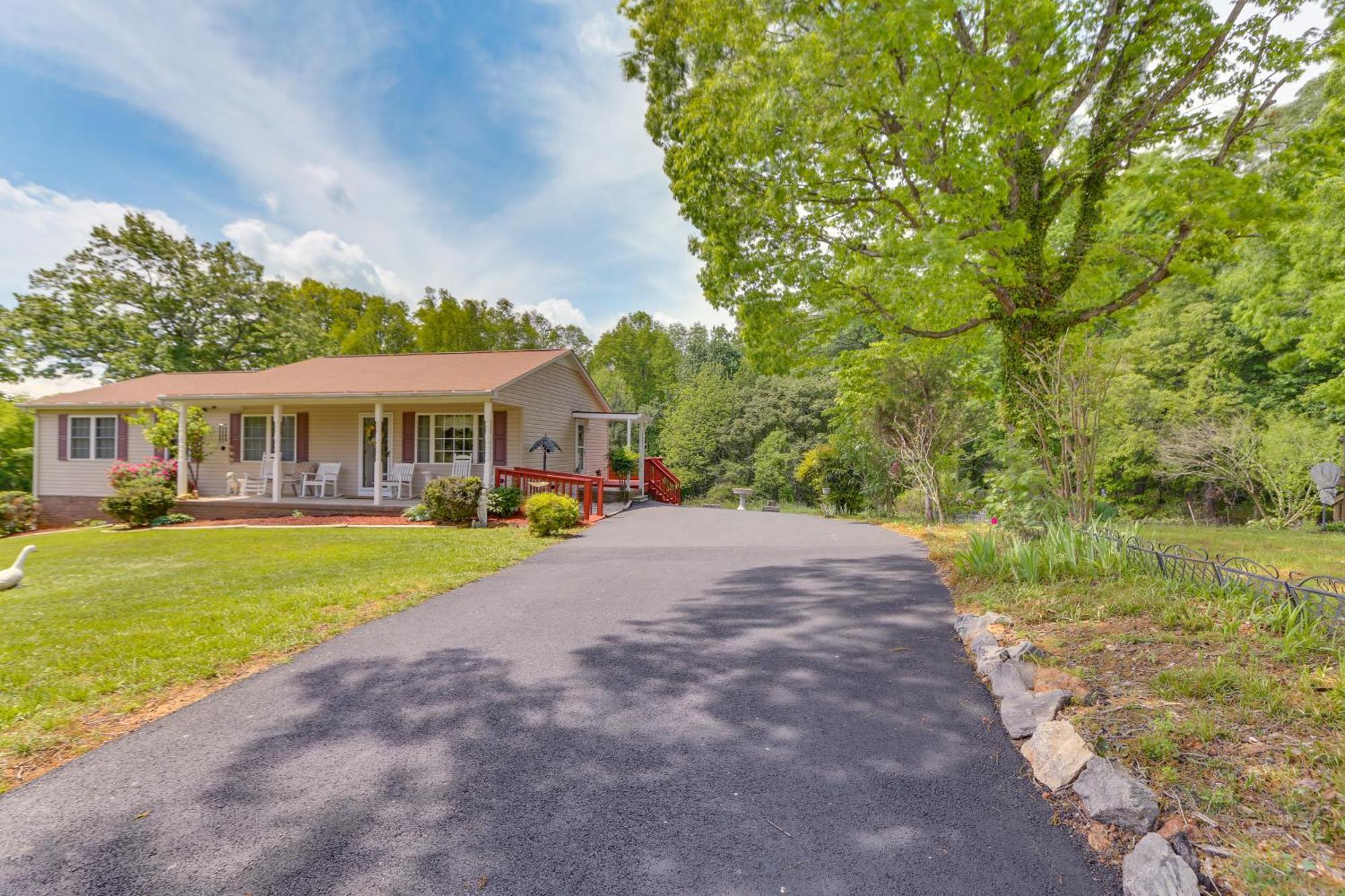 Chatham Getaway With Fireplace, Deck And Gas Grill! Eksteriør billede